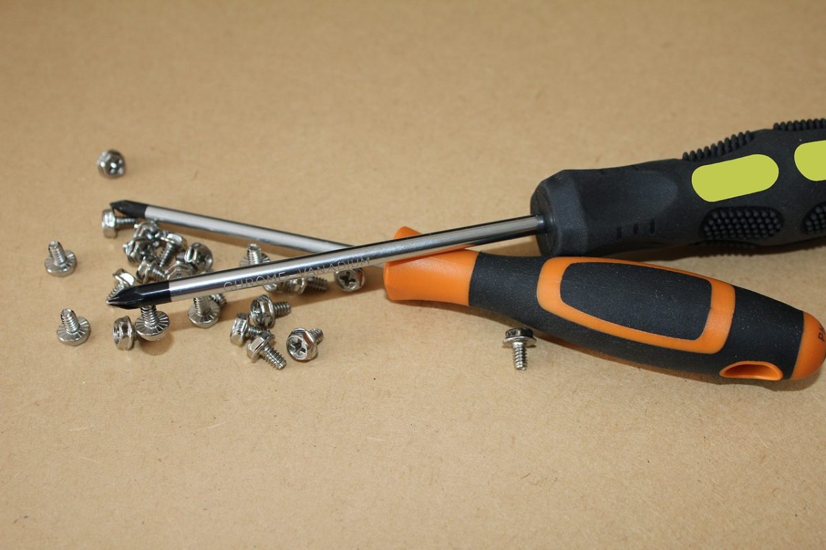 Chłodziarka nie działa prawidłowo, a pralka ma wyciek – jak działać?